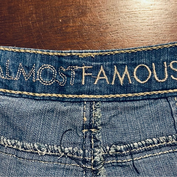 Womens Almost Famous Stretch Jean Shorts Size 7 Distressed - Picture 4 of 7